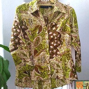 ⭐️⭐️⭐️⭐️3 for 12⭐️⭐️⭐️⭐️.         Ladies Button Down Shirt crazy Print